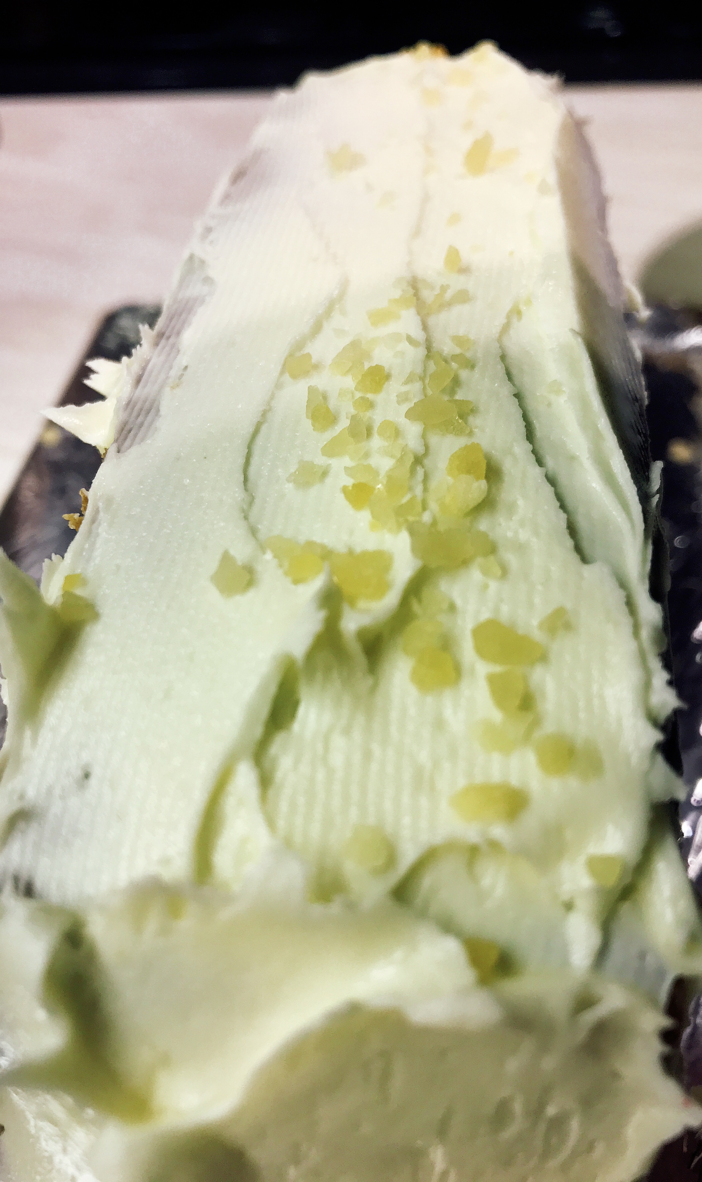 Crumb-layer with popping candy