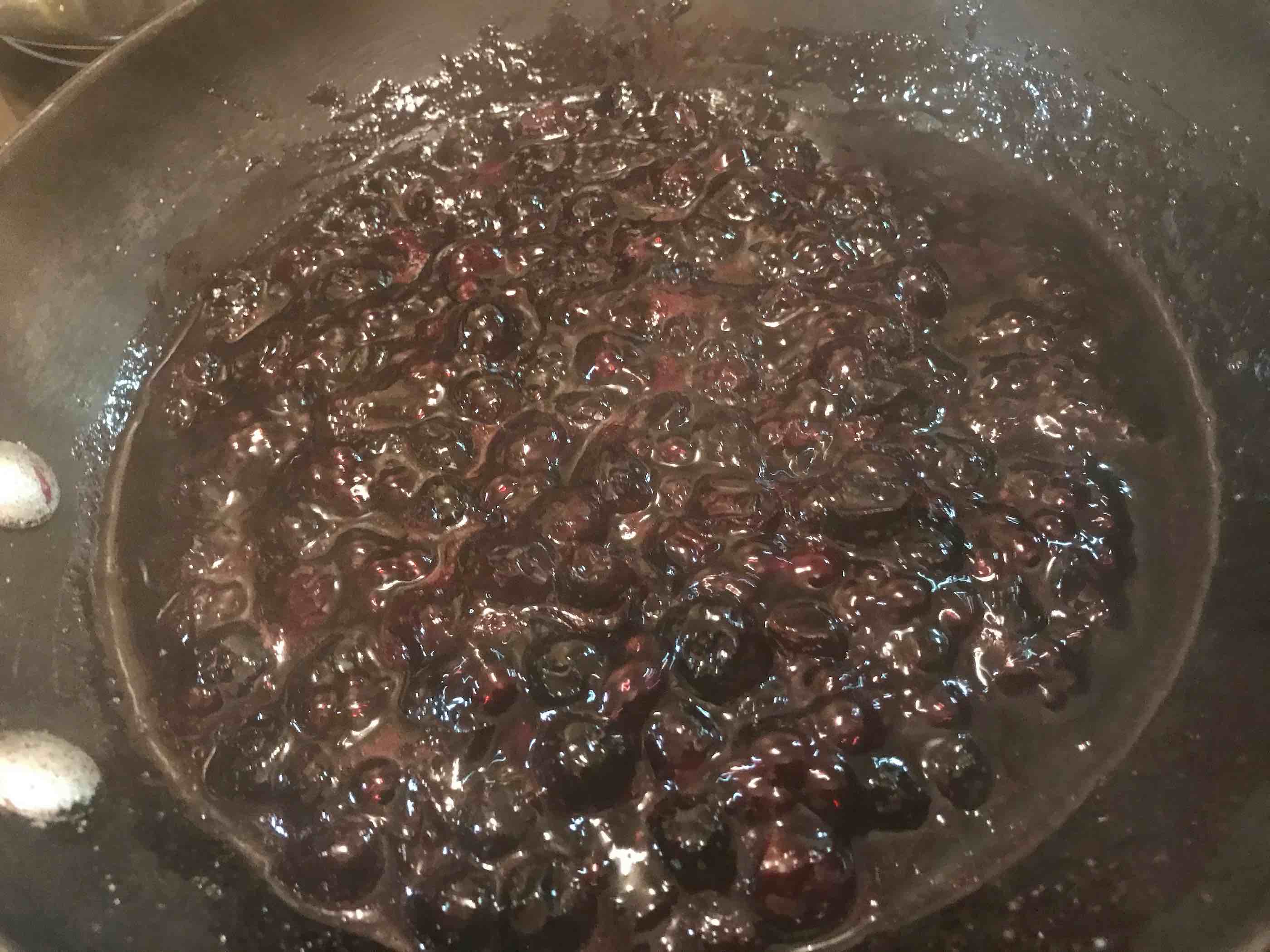 Boiling blueberries
