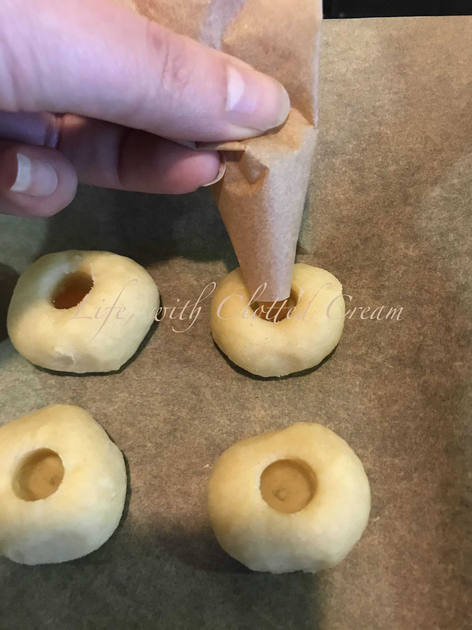 Filling lepelsteeltjies with apricot jam